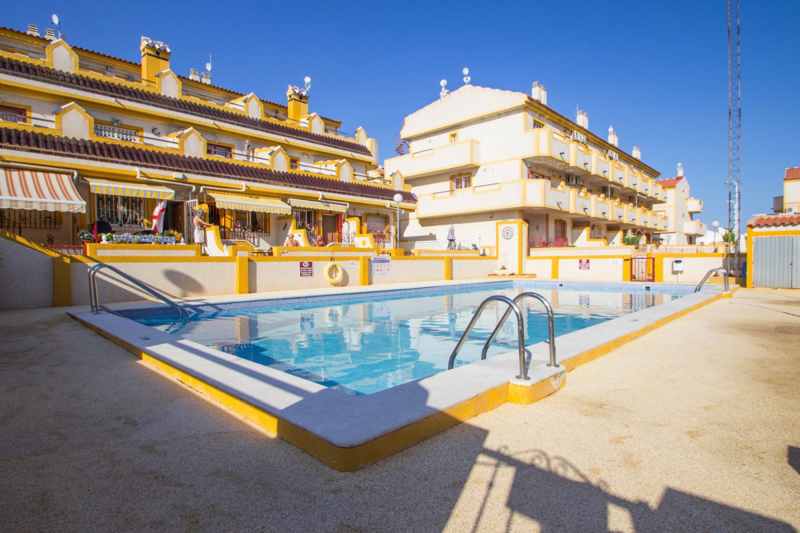 Günstig gelegenes und überraschend geräumiges Stadthaus zum Verkauf an der Grenze von La Florida und Playa Flamenca. Die Immobilie bietet 109m2 Wohnf