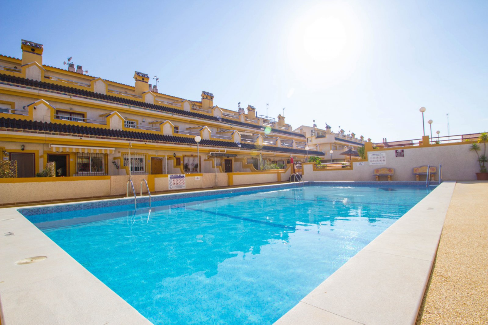 Günstig gelegenes und überraschend geräumiges Stadthaus zum Verkauf an der Grenze von La Florida und Playa Flamenca. Die Immobilie bietet 109m2 Wohnf