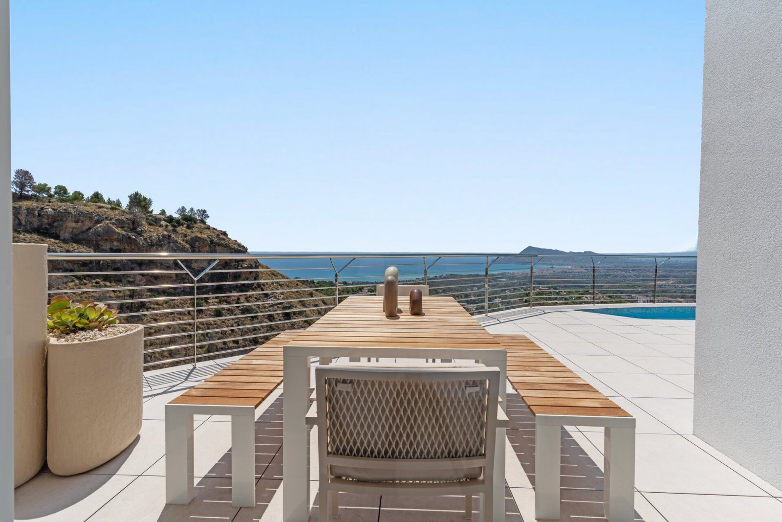 Diese Immobilien befinden sich in der exklusiven Ortschaft Altea und bieten ein einzigartiges Wohnerlebnis mit beeindruckendem Meerblick. Die Anlage