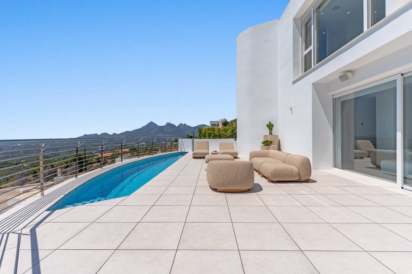 Diese Immobilien befinden sich in der exklusiven Ortschaft Altea und bieten ein einzigartiges Wohnerlebnis mit beeindruckendem Meerblick. Die Anlage