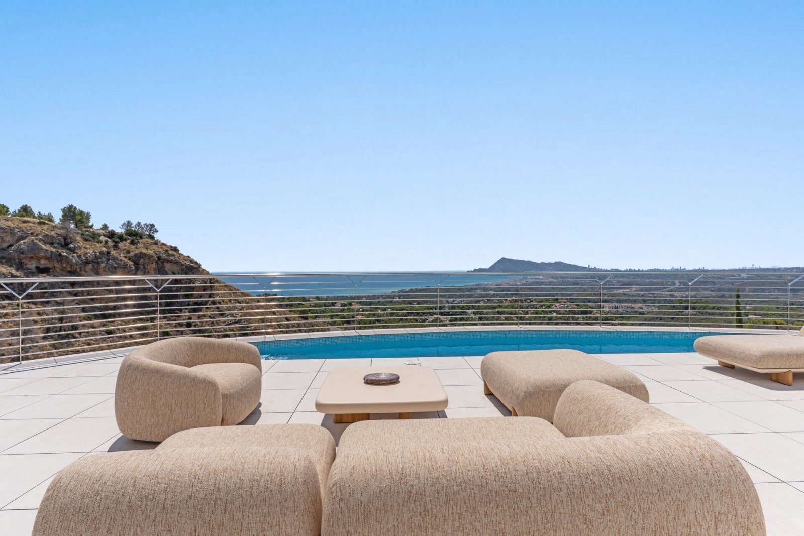 Diese Immobilien befinden sich in der exklusiven Ortschaft Altea und bieten ein einzigartiges Wohnerlebnis mit beeindruckendem Meerblick. Die Anlage