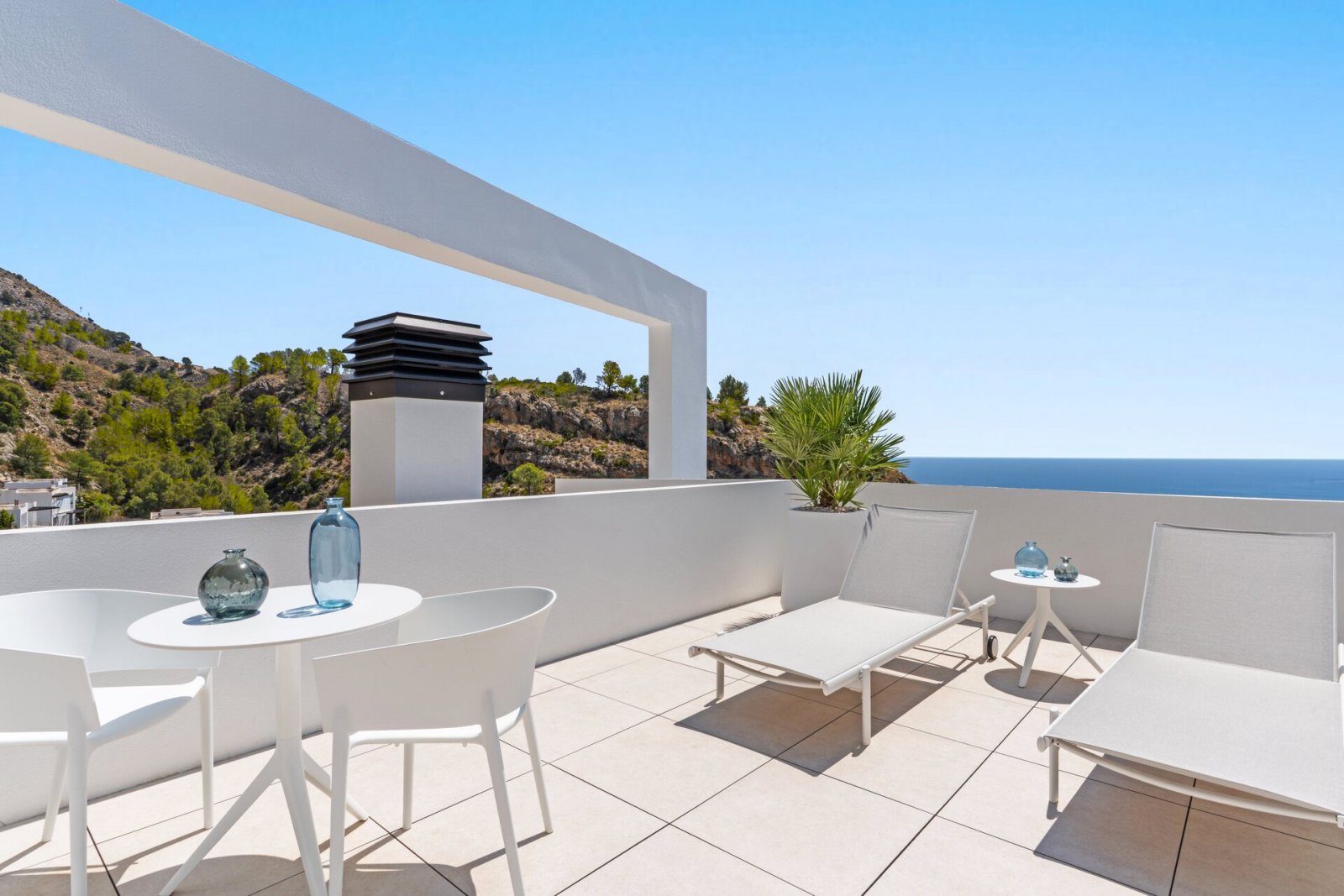 Diese Immobilien befinden sich in der exklusiven Ortschaft Altea und bieten ein einzigartiges Wohnerlebnis mit beeindruckendem Meerblick. Die Anlage