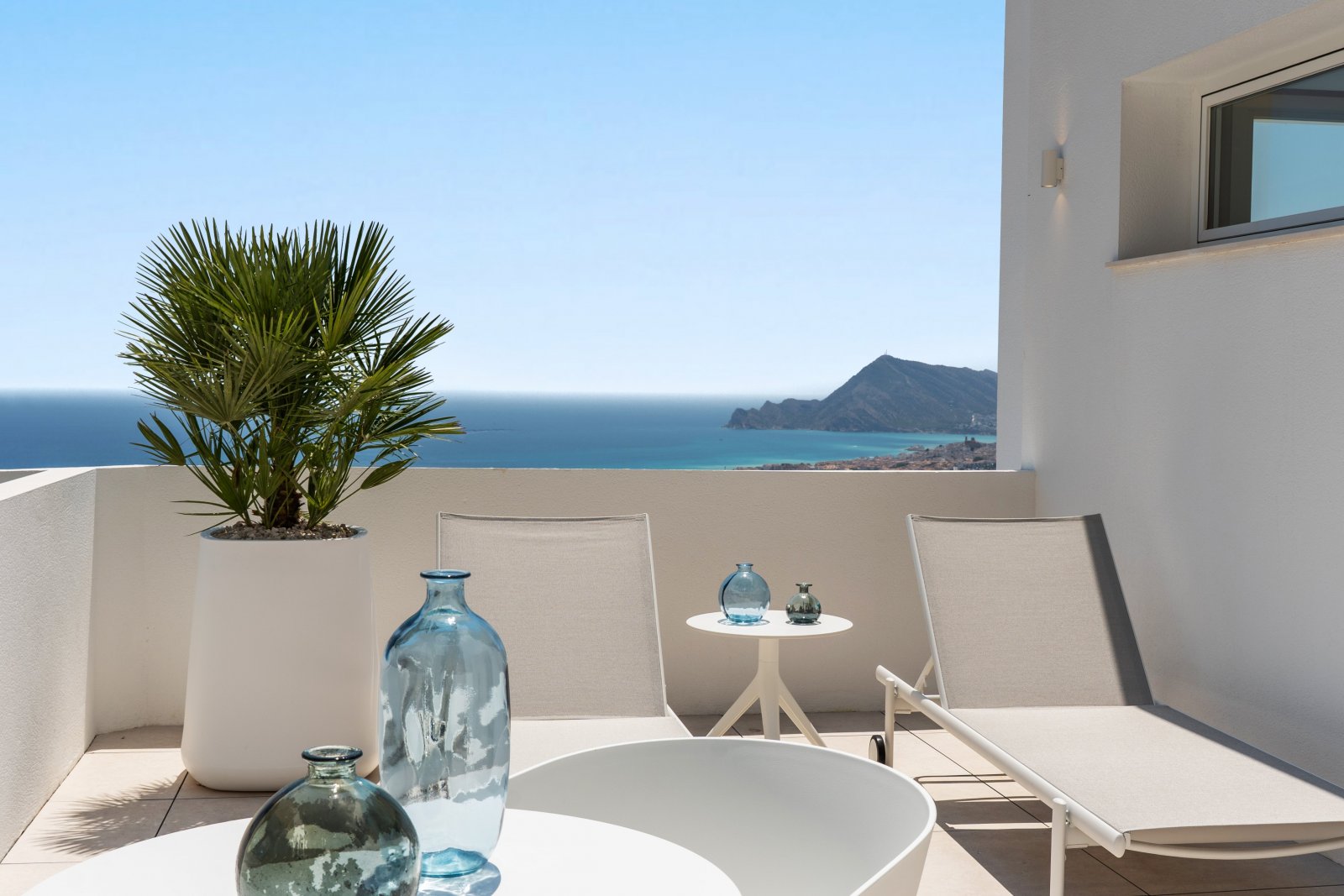 Diese Immobilien befinden sich in der exklusiven Ortschaft Altea und bieten ein einzigartiges Wohnerlebnis mit beeindruckendem Meerblick. Die Anlage