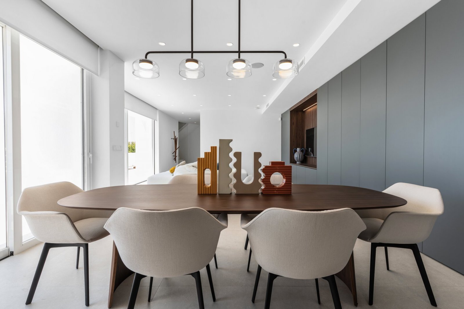 Diese Immobilien befinden sich in der exklusiven Ortschaft Altea und bieten ein einzigartiges Wohnerlebnis mit beeindruckendem Meerblick. Die Anlage