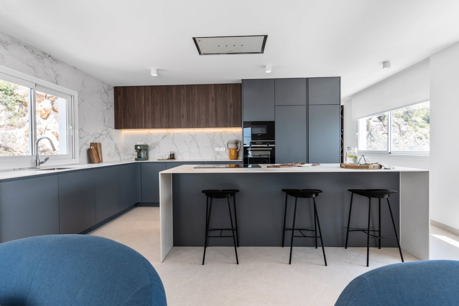 Diese Immobilien befinden sich in der exklusiven Ortschaft Altea und bieten ein einzigartiges Wohnerlebnis mit beeindruckendem Meerblick. Die Anlage