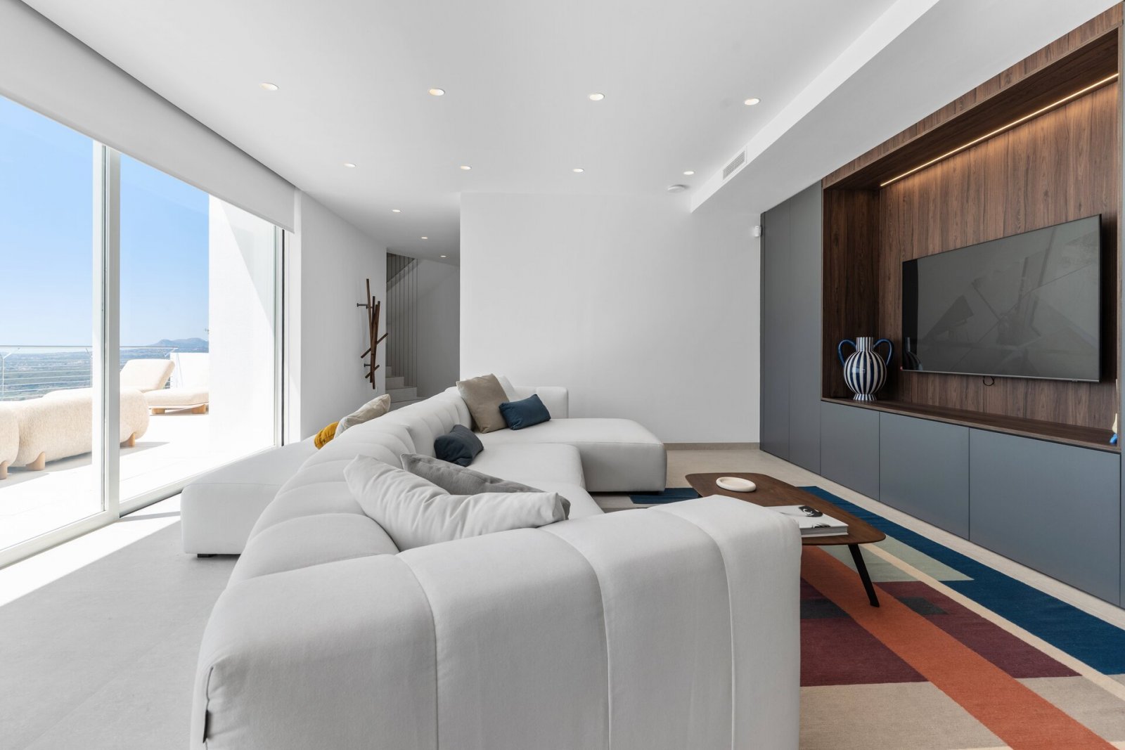 Diese Immobilien befinden sich in der exklusiven Ortschaft Altea und bieten ein einzigartiges Wohnerlebnis mit beeindruckendem Meerblick. Die Anlage