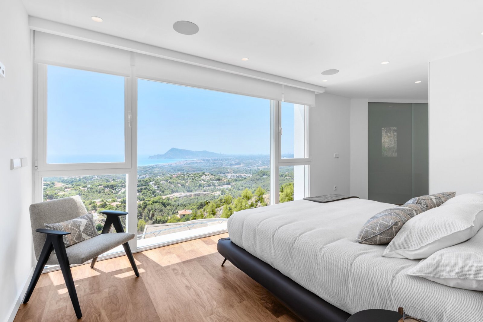 Diese Immobilien befinden sich in der exklusiven Ortschaft Altea und bieten ein einzigartiges Wohnerlebnis mit beeindruckendem Meerblick. Die Anlage