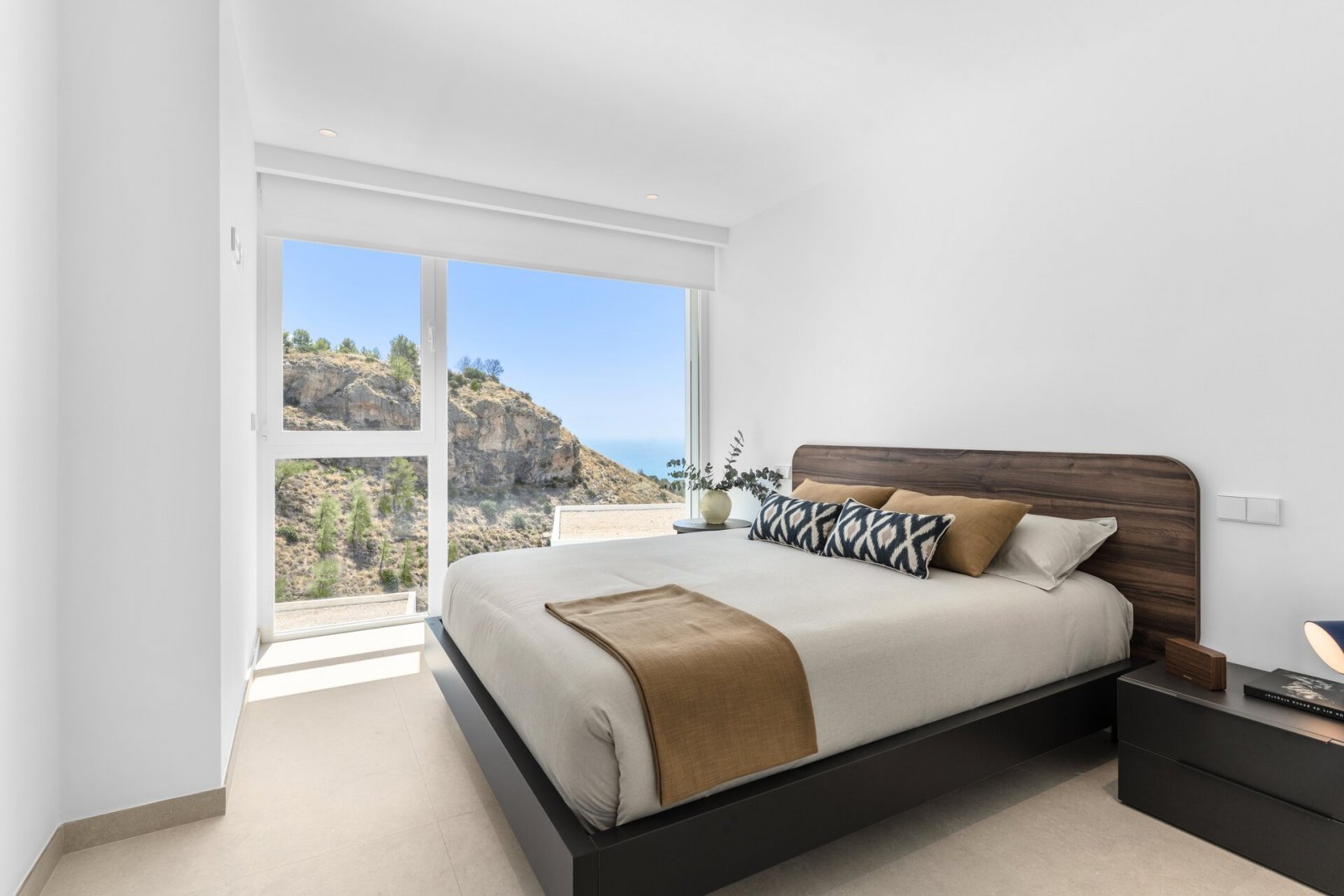 Diese Immobilien befinden sich in der exklusiven Ortschaft Altea und bieten ein einzigartiges Wohnerlebnis mit beeindruckendem Meerblick. Die Anlage