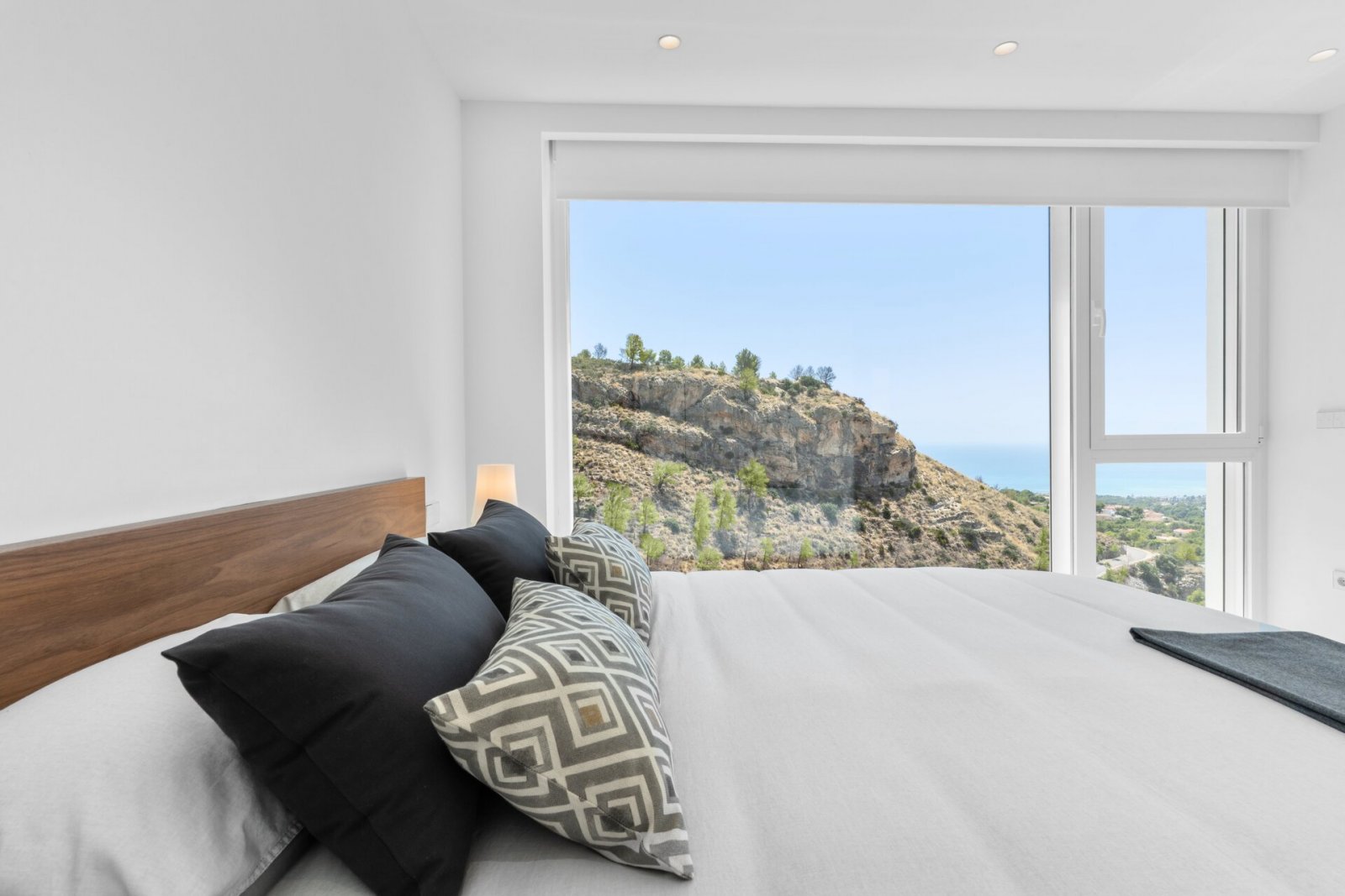 Diese Immobilien befinden sich in der exklusiven Ortschaft Altea und bieten ein einzigartiges Wohnerlebnis mit beeindruckendem Meerblick. Die Anlage