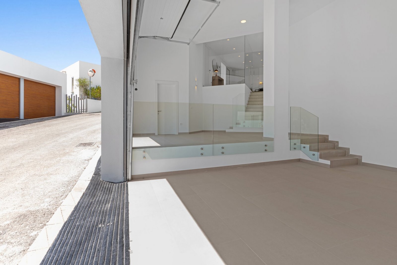 Diese Immobilien befinden sich in der exklusiven Ortschaft Altea und bieten ein einzigartiges Wohnerlebnis mit beeindruckendem Meerblick. Die Anlage