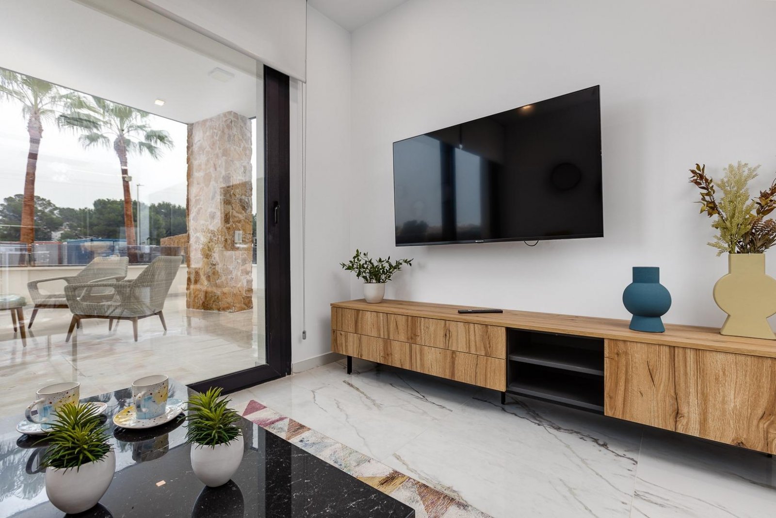  In der prestigeträchtigen Gegend von Ciudad Quesada gelegen, bietet dieses freistehende Chalet ein exklusives Wohnerlebnis. Entworfen für diejenigen,