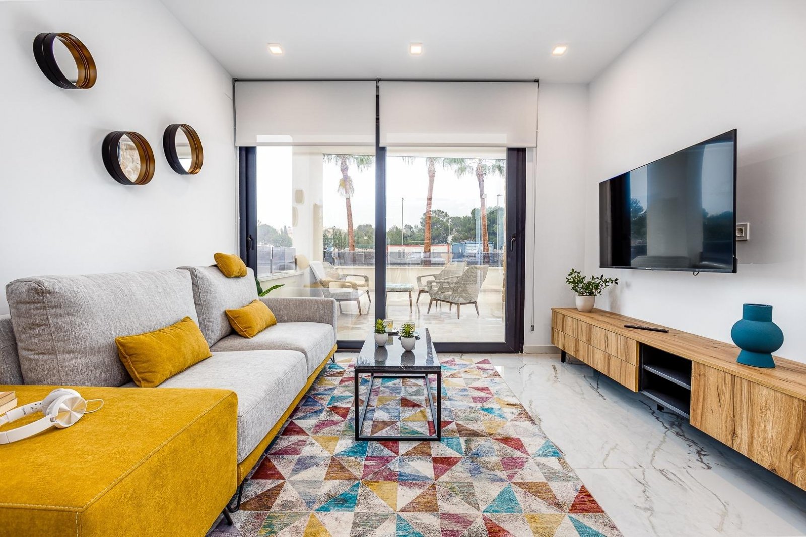  In der prestigeträchtigen Gegend von Ciudad Quesada gelegen, bietet dieses freistehende Chalet ein exklusives Wohnerlebnis. Entworfen für diejenigen,
