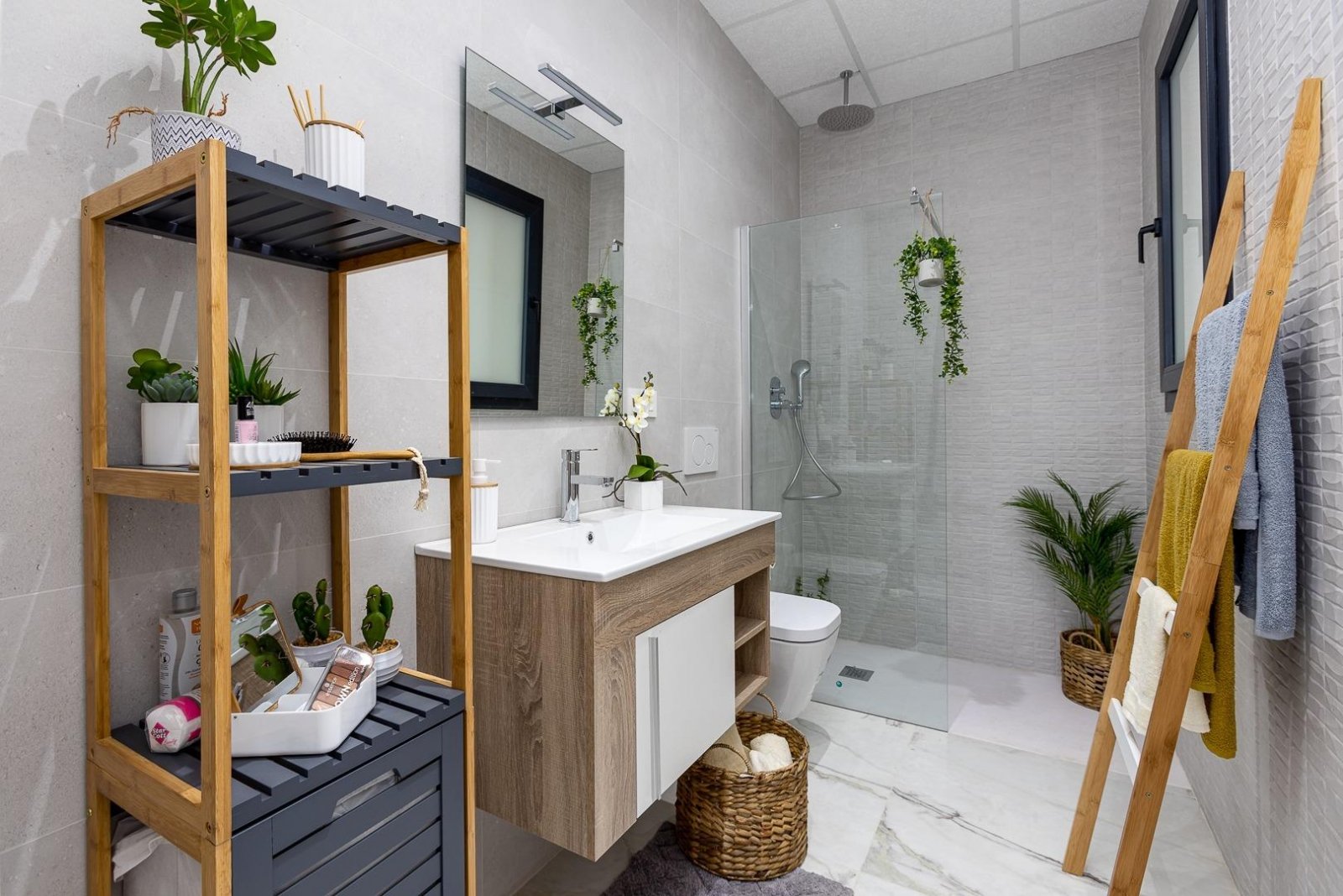  In der prestigeträchtigen Gegend von Ciudad Quesada gelegen, bietet dieses freistehende Chalet ein exklusives Wohnerlebnis. Entworfen für diejenigen,
