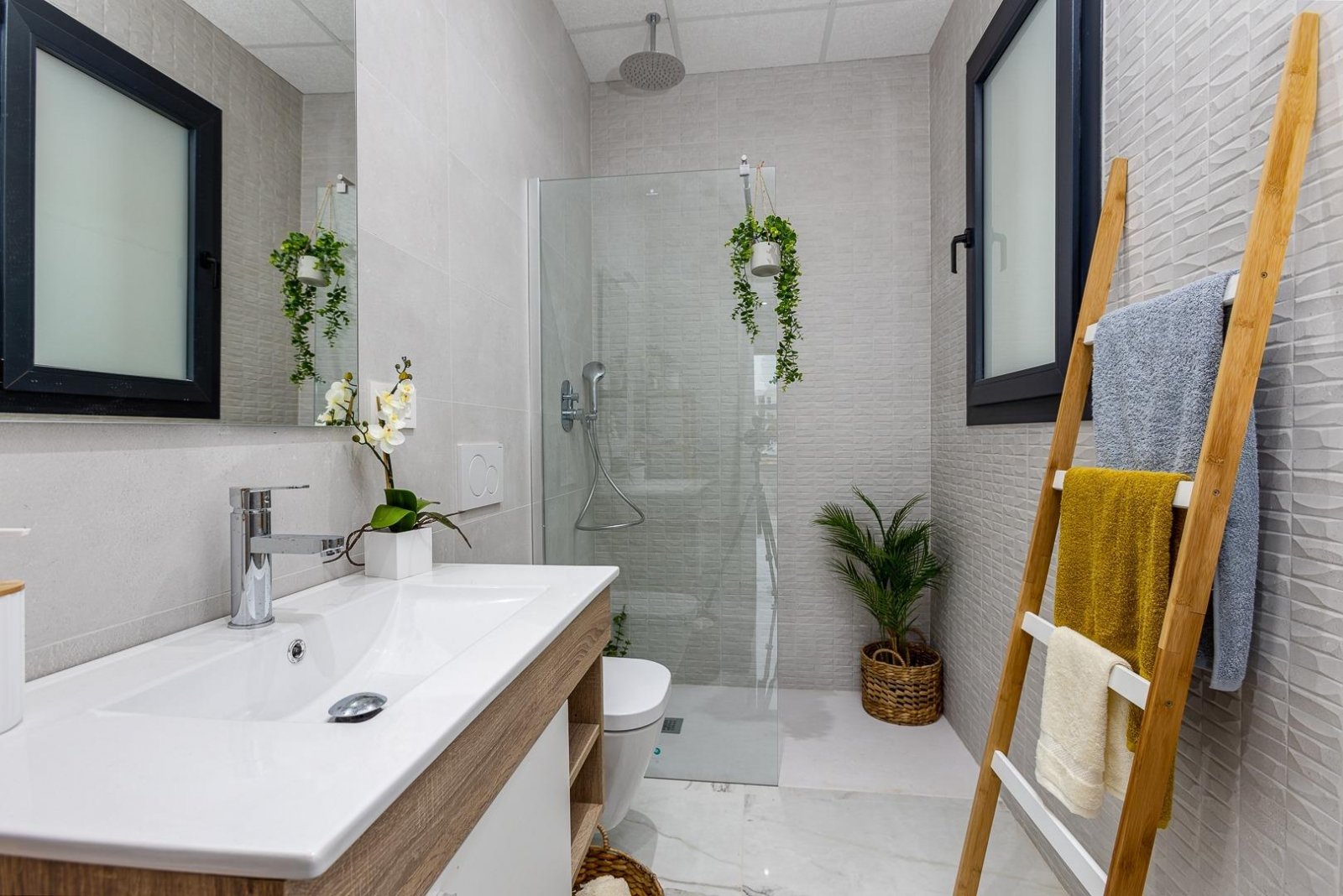  In der prestigeträchtigen Gegend von Ciudad Quesada gelegen, bietet dieses freistehende Chalet ein exklusives Wohnerlebnis. Entworfen für diejenigen,