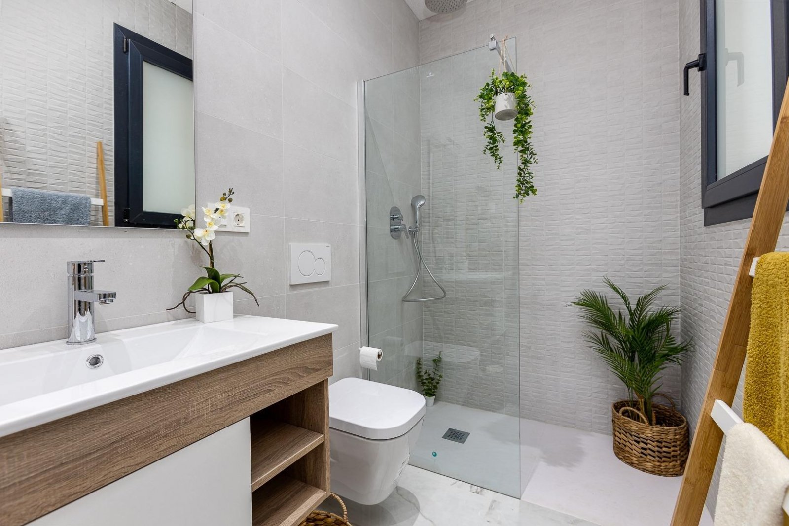  In der prestigeträchtigen Gegend von Ciudad Quesada gelegen, bietet dieses freistehende Chalet ein exklusives Wohnerlebnis. Entworfen für diejenigen,