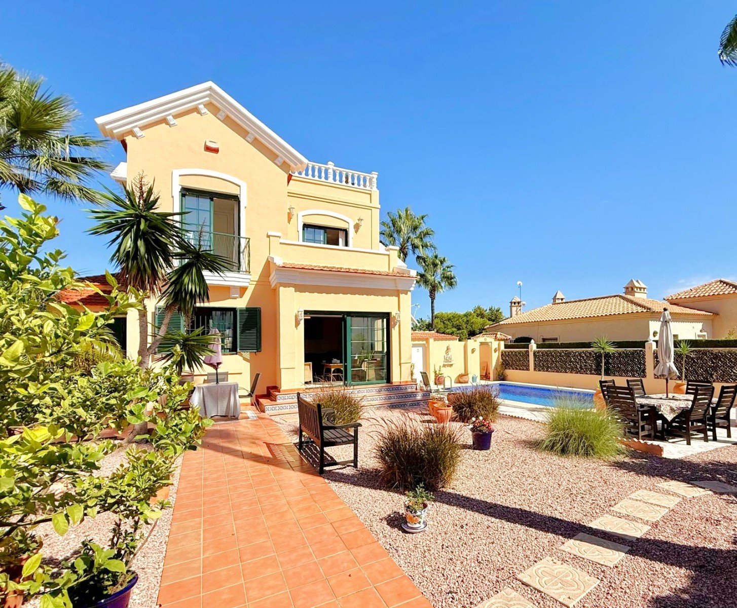 Orihuela Costa:   Situated on a large plot of 535 m2 offering  a private pool, terraced areas, an outdoor eating area and a landscaped garden
The bright and 