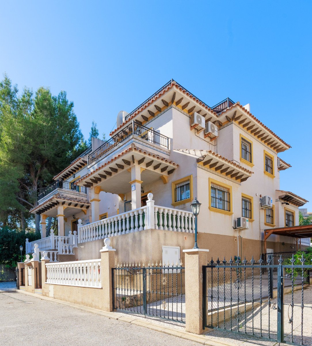 Villamartín:  Stilvolles, komplett möbliertes Reihenhaus mit 2 Schlafzimmern, 1,5 Bädern, Poolblick, privatem Parkplatz und sonniger Dachterrasse. In der beliebten 
