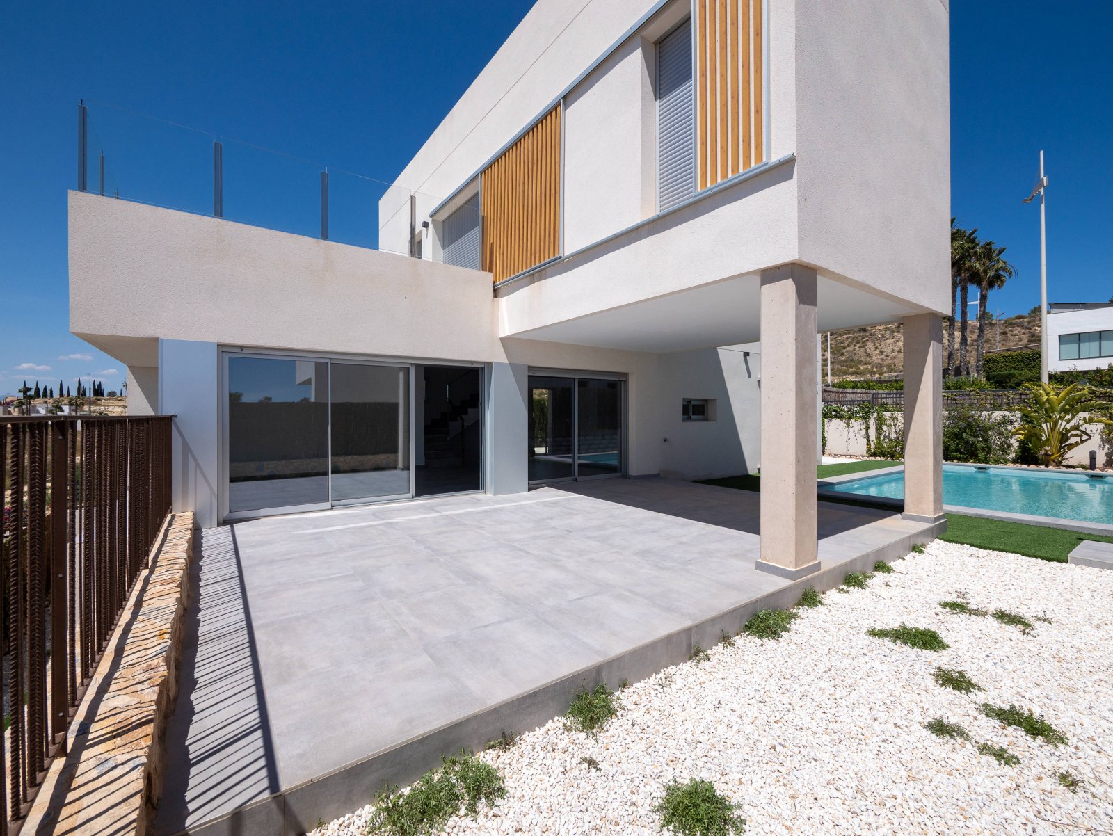 Algorfa:  In der charmanten Ortschaft Algorfa gelegen, bietet dieses exklusive Immobilienangebot zwei freistehende Immobilien, die sich durch ihr Design und ih 