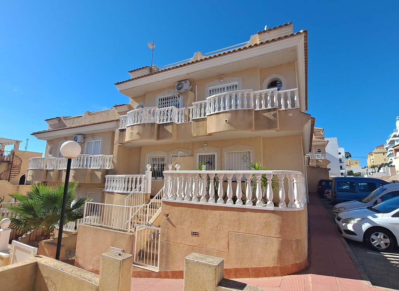 Villamartín:   This fabulous renovated 2-bedroom townhouse is ideally situated in the popular Florida Golf community of Villamartin. The property enjoys plenty of  