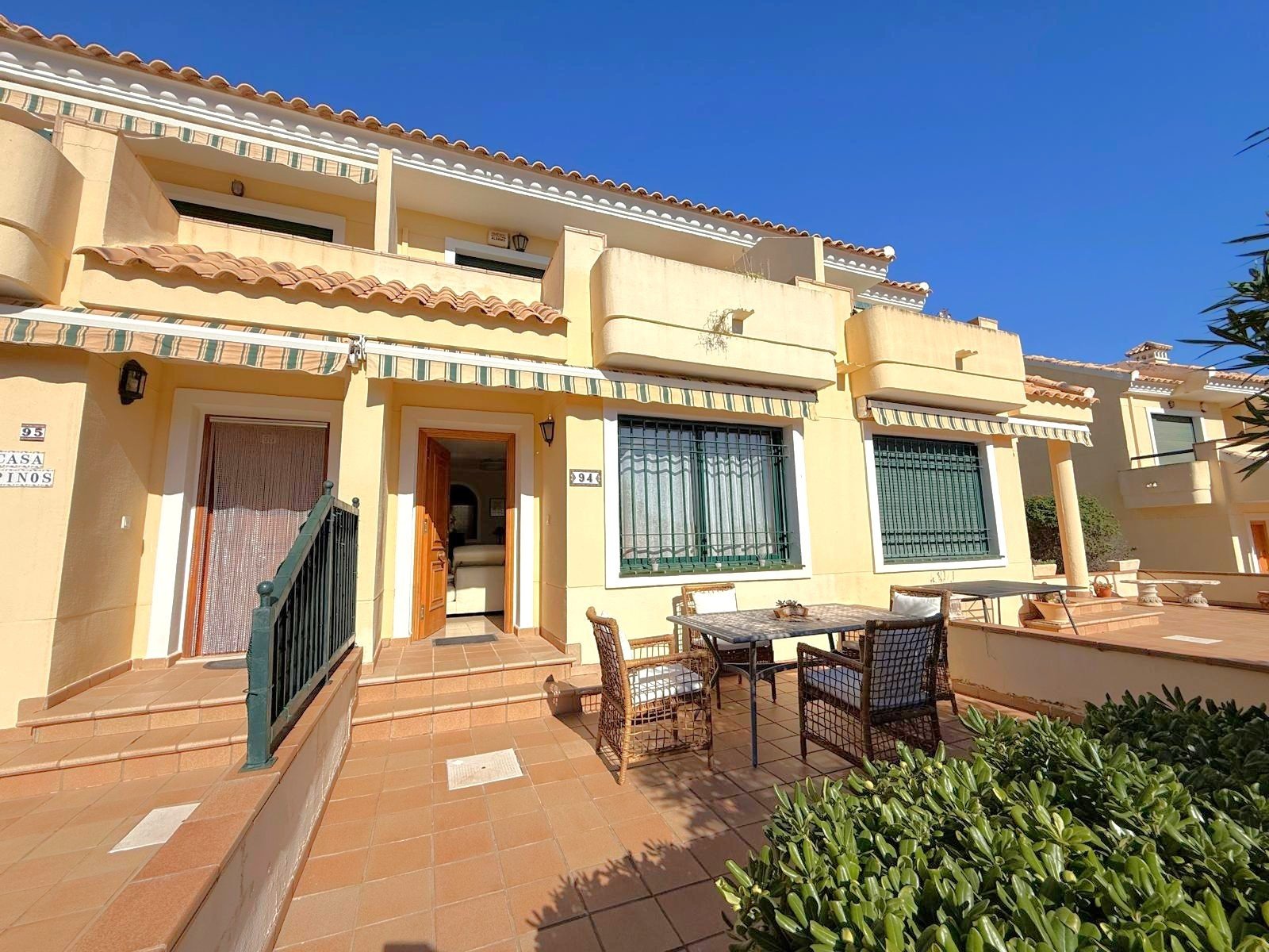 Orihuela Costa:   Bright and well maintained south facing townhouse with both a front and back garden to be enjoyed all year round
Distrib 