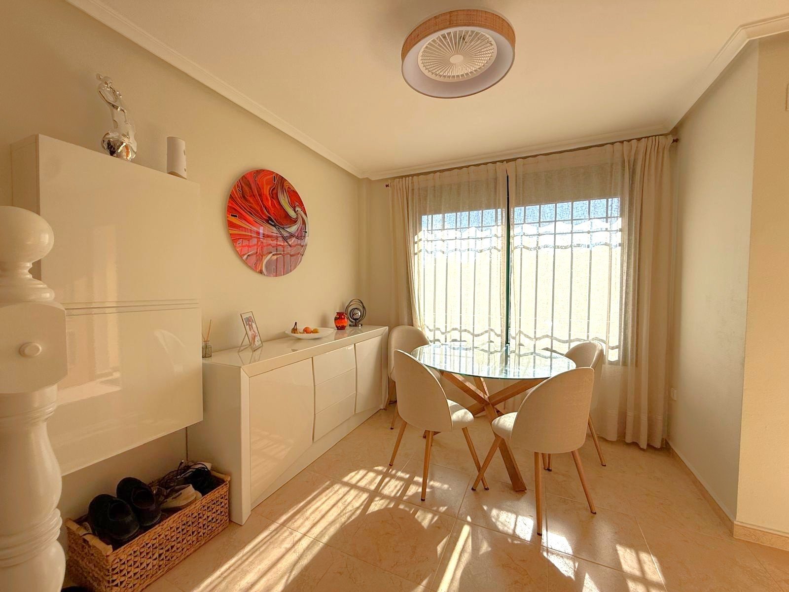   Bright and well maintained south facing townhouse with both a front and back garden to be enjoyed all year round&amp;#13;&amp;#13;
Distrib