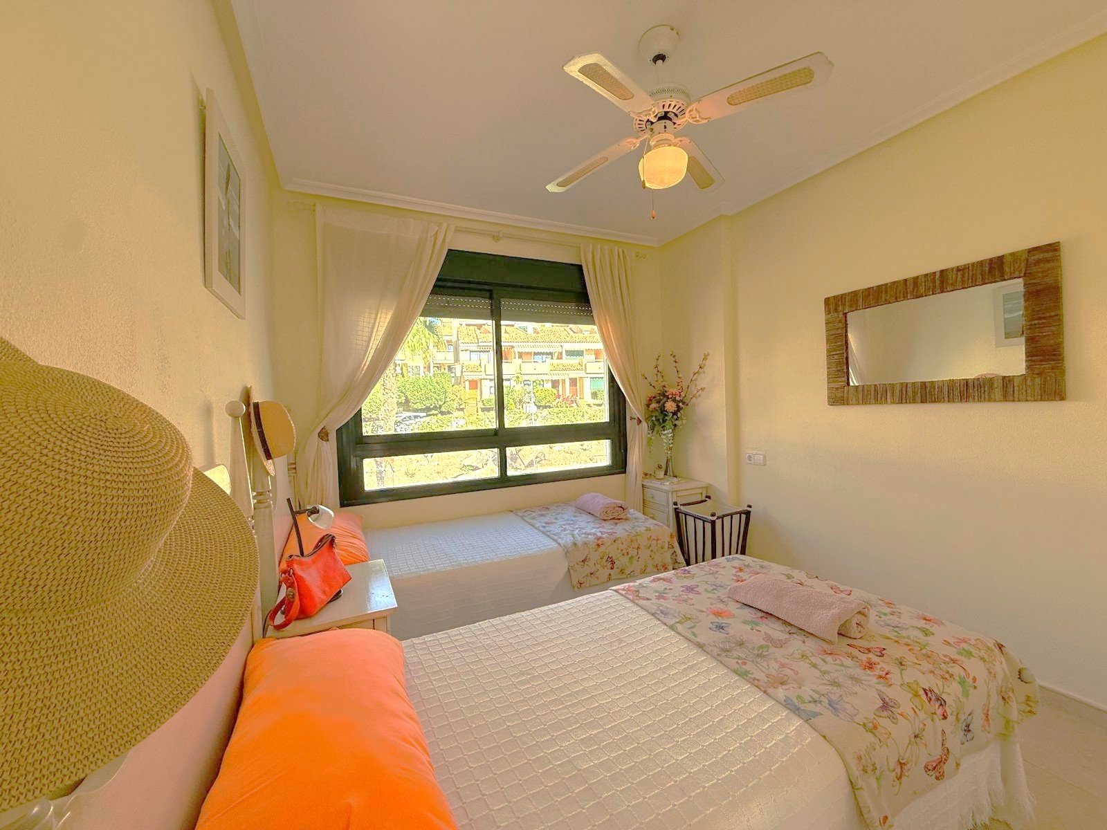   Bright and well maintained south facing townhouse with both a front and back garden to be enjoyed all year round&amp;#13;&amp;#13;
Distrib