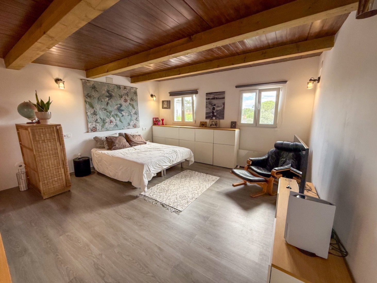 Tucked away in the peaceful residential area of Rocamar, this charming detached home offers a wonderful combination of privacy, outdoor living and pro