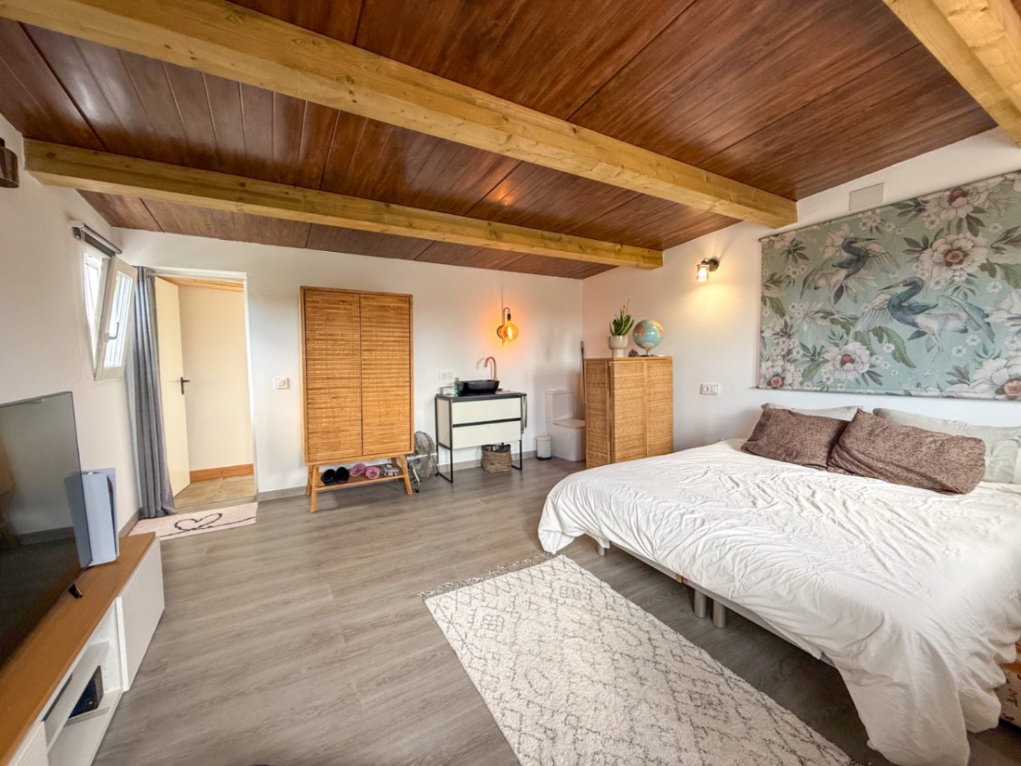 Tucked away in the peaceful residential area of Rocamar, this charming detached home offers a wonderful combination of privacy, outdoor living and pro