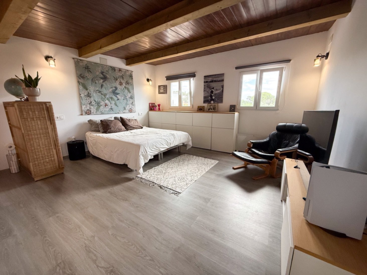 Tucked away in the peaceful residential area of Rocamar, this charming detached home offers a wonderful combination of privacy, outdoor living and pro