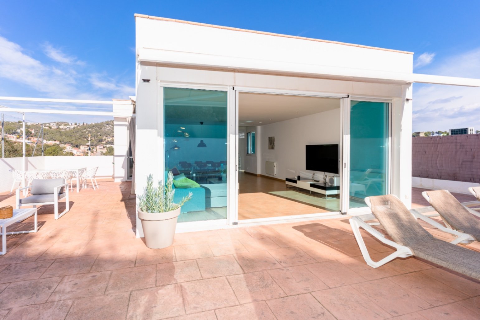Happy Expat freut sich, diese helle und geräumige Villa in der ruhigen Wohngegend von Las Colinas, Olivella, zu präsentieren, die von der schönen Land