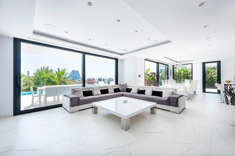 Diese exklusive Villa befindet sich in der schönen Stadt Calpe und bietet eine privilegierte Umgebung nur 1 km vom Meer entfernt. Entworfen für dieje