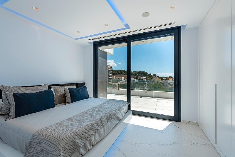 Diese exklusive Villa befindet sich in der schönen Stadt Calpe und bietet eine privilegierte Umgebung nur 1 km vom Meer entfernt. Entworfen für dieje