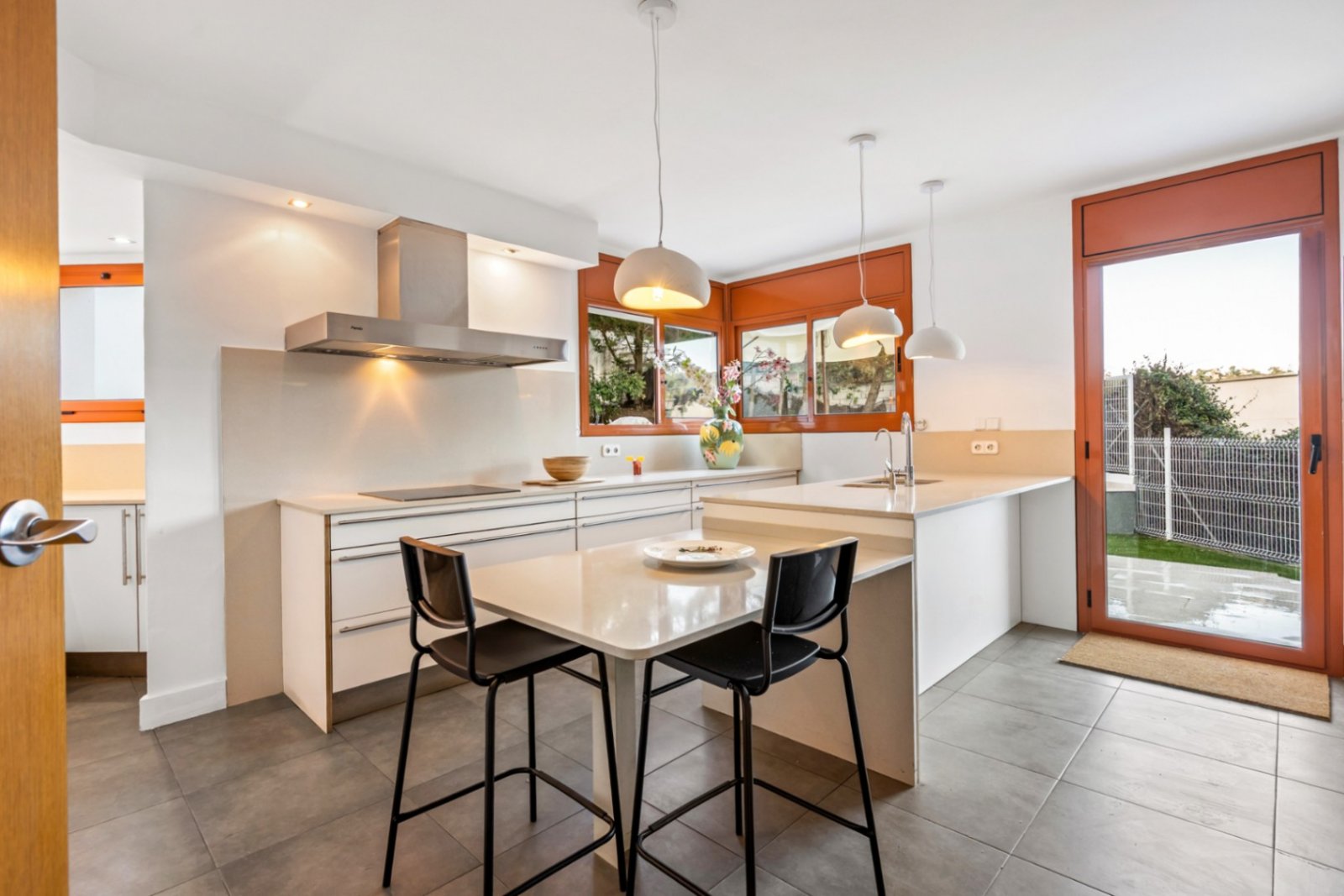 Villa Heidi ist eine charmante und moderne Residenz, die sich in Vallvidrera, einem der grünsten und ruhigsten Viertel Barcelonas, befindet. Vallvidre