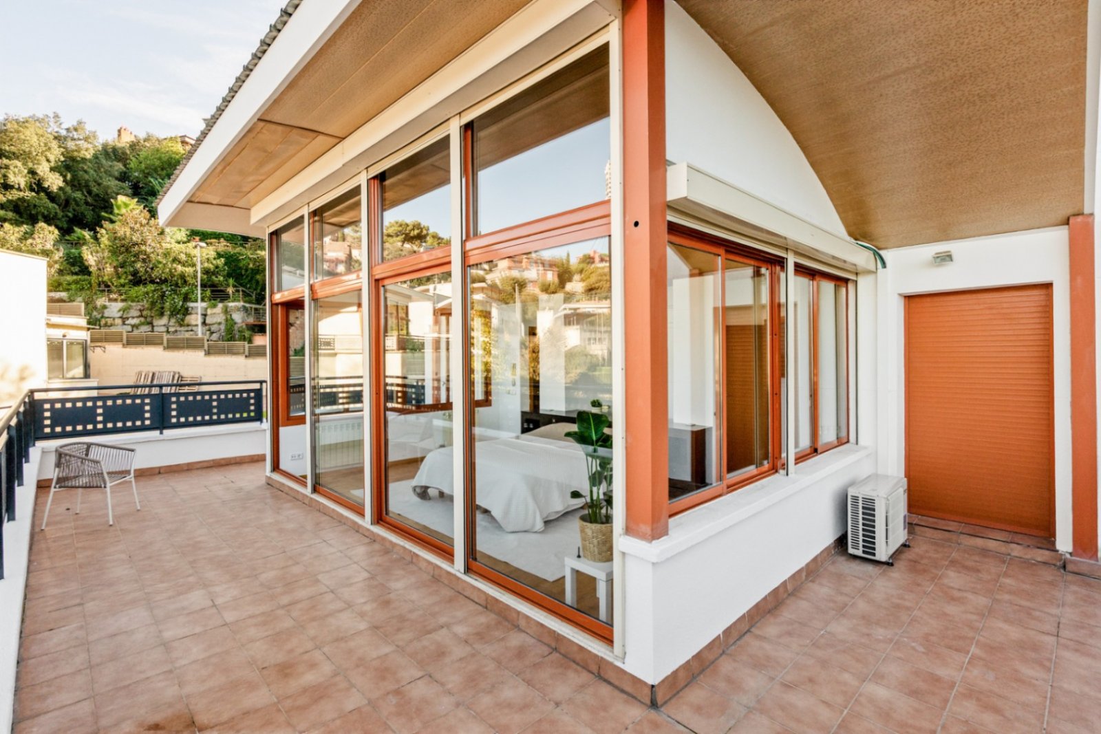Villa Heidi ist eine charmante und moderne Residenz, die sich in Vallvidrera, einem der grünsten und ruhigsten Viertel Barcelonas, befindet. Vallvidre