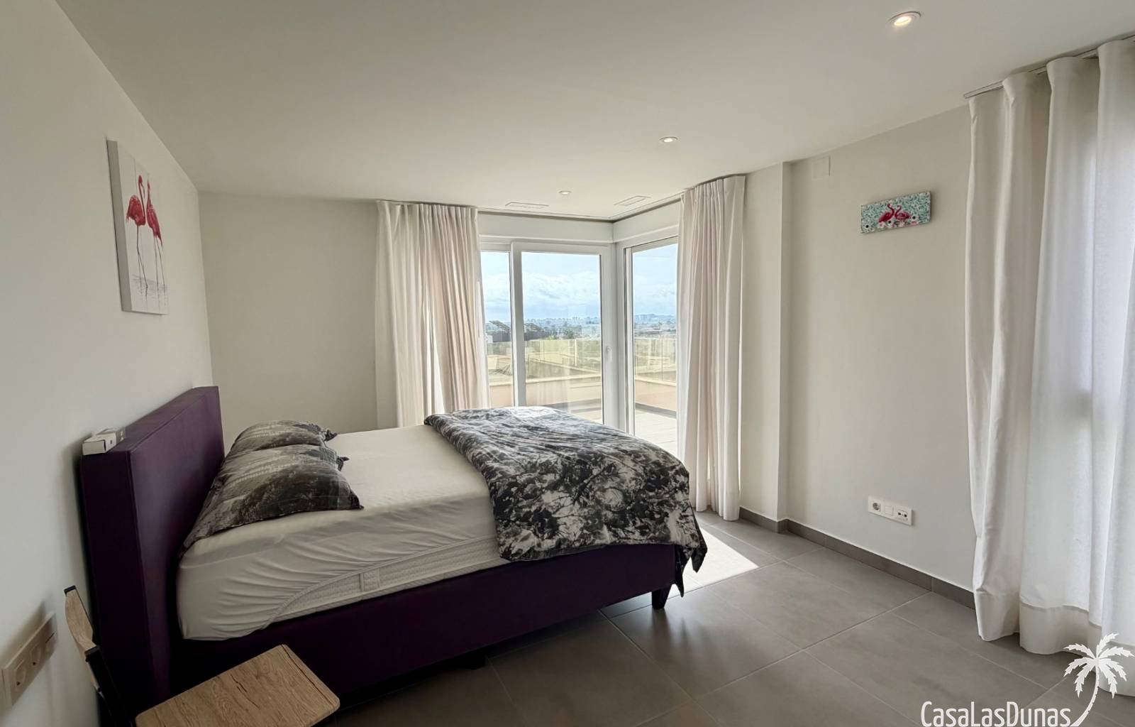  Diese prächtige Villa ist eine wahre Oase der Ruhe im Dorf La Marina an der sonnigen Costa Blanca. Auf drei Ebenen bietet dieses Anwesen die perfekte