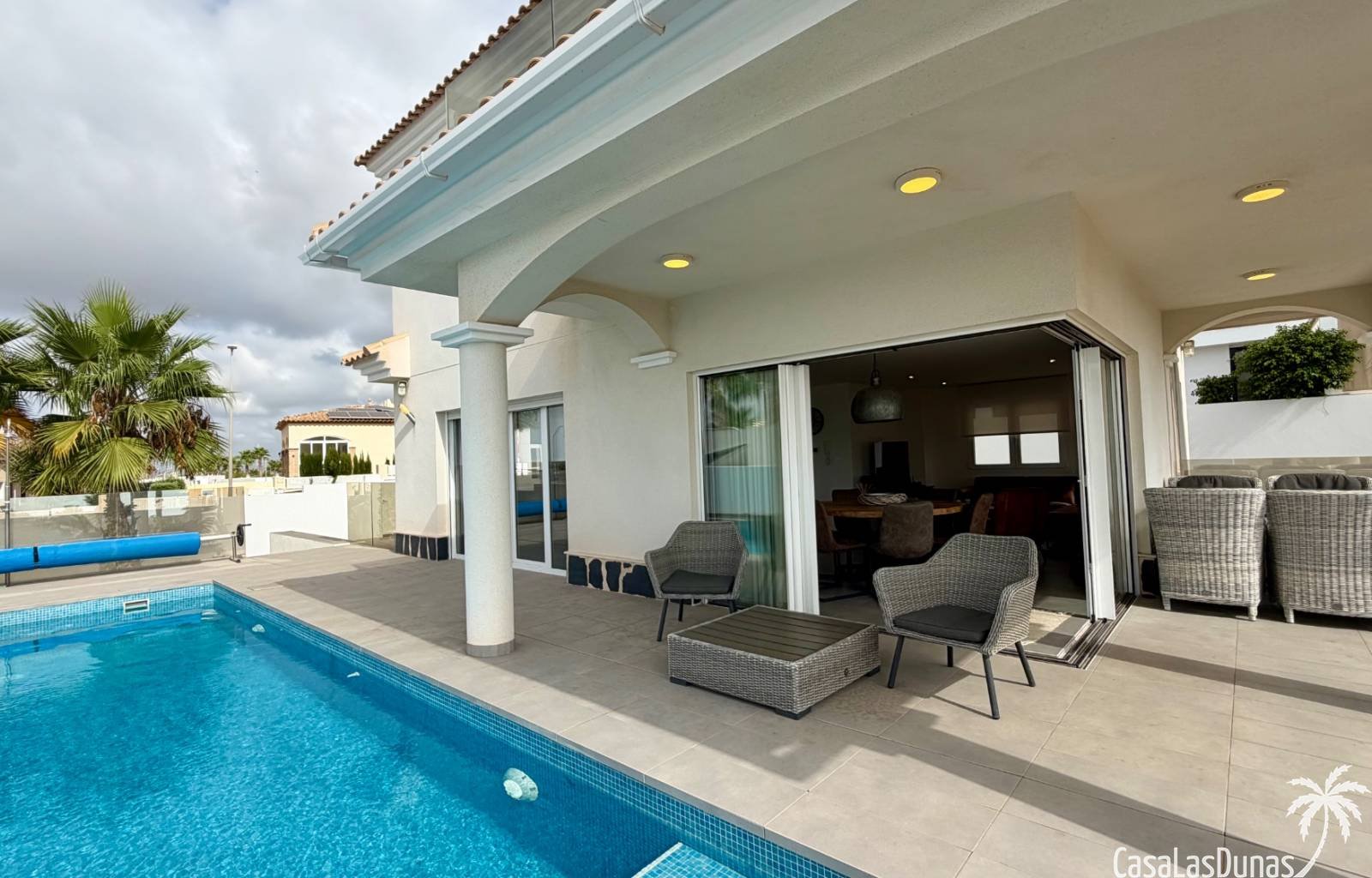  Diese prächtige Villa ist eine wahre Oase der Ruhe im Dorf La Marina an der sonnigen Costa Blanca. Auf drei Ebenen bietet dieses Anwesen die perfekte