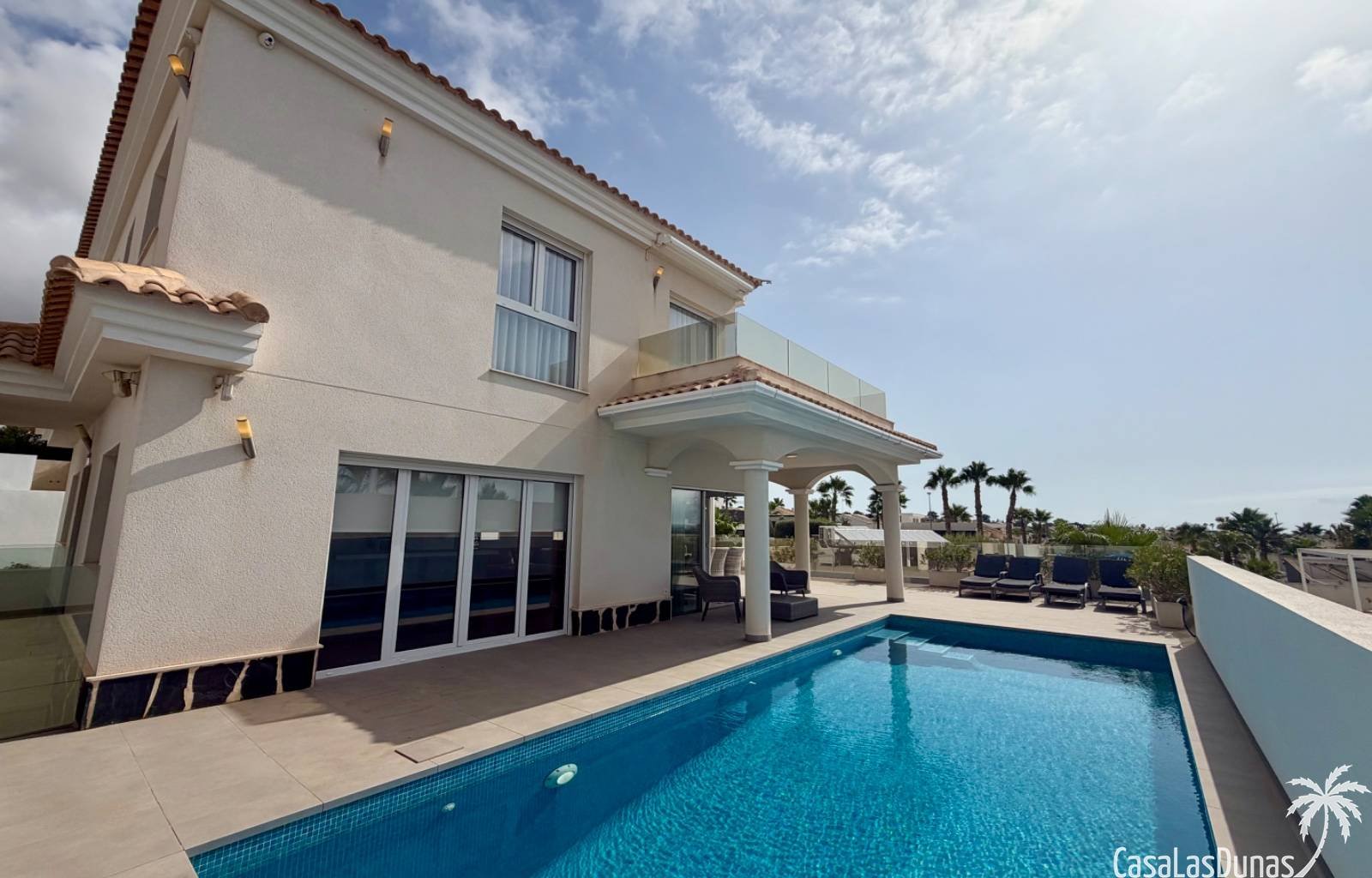  Diese prächtige Villa ist eine wahre Oase der Ruhe im Dorf La Marina an der sonnigen Costa Blanca. Auf drei Ebenen bietet dieses Anwesen die perfekte