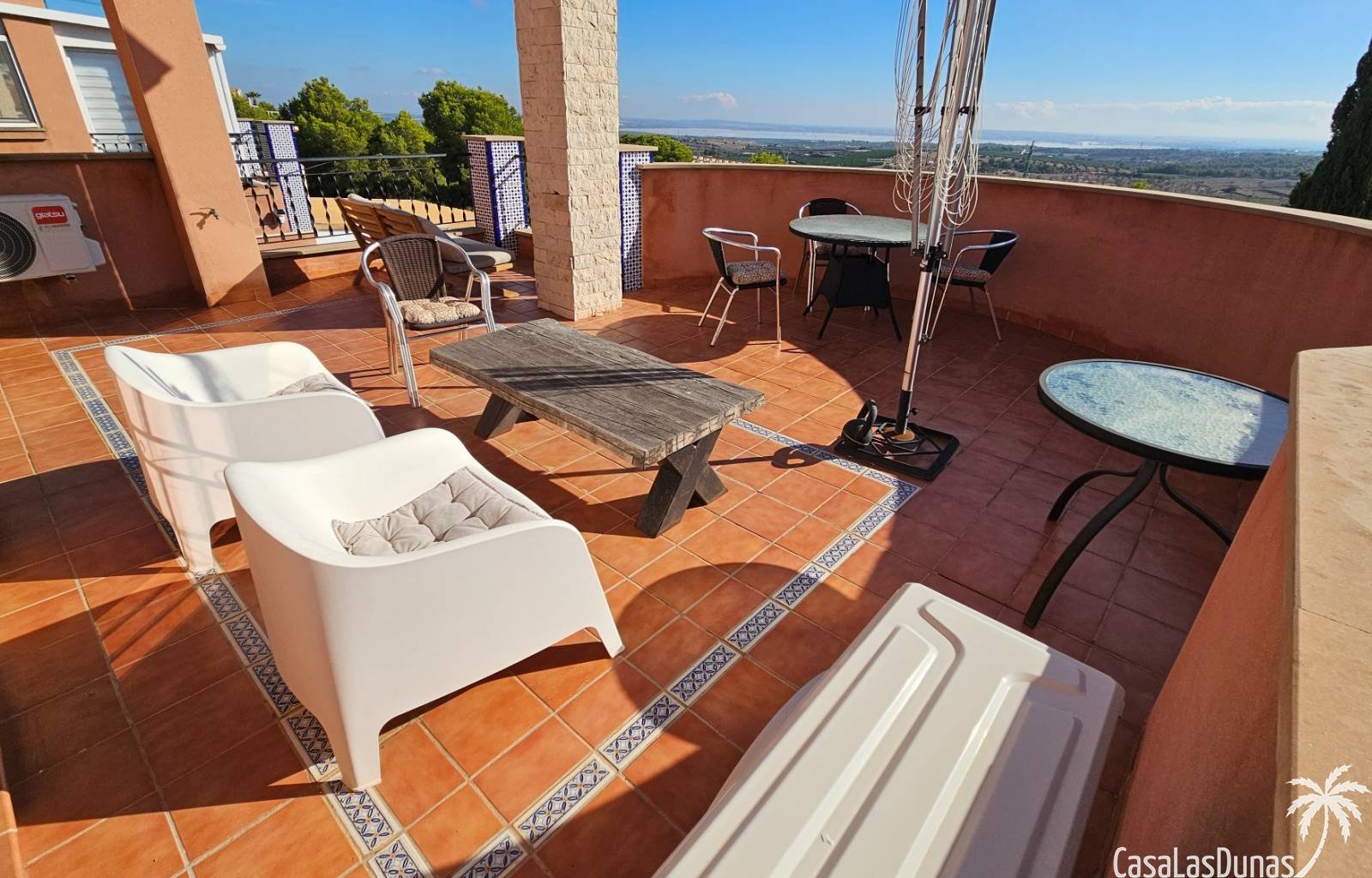Suchen Sie eine perfekt gepflegte spanische Villa mit atemberaubendem Blick auf die Vega Baja, den Salzsee von Torrevieja und das Mittelmeer am Horiz
