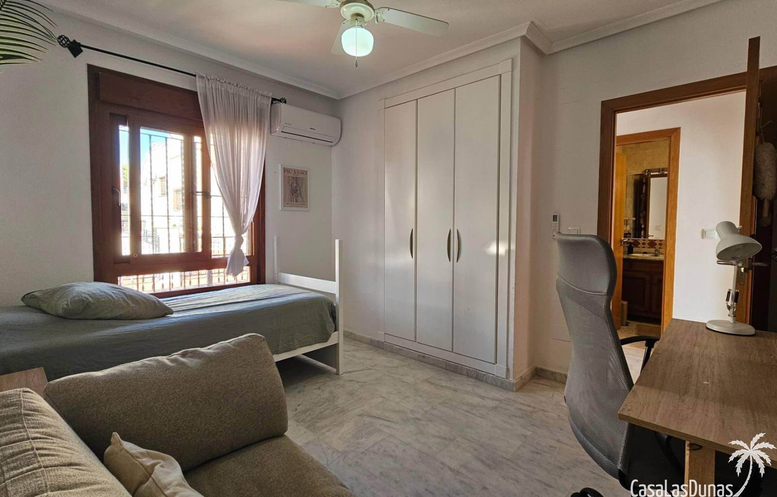 Suchen Sie eine perfekt gepflegte spanische Villa mit atemberaubendem Blick auf die Vega Baja, den Salzsee von Torrevieja und das Mittelmeer am Horiz