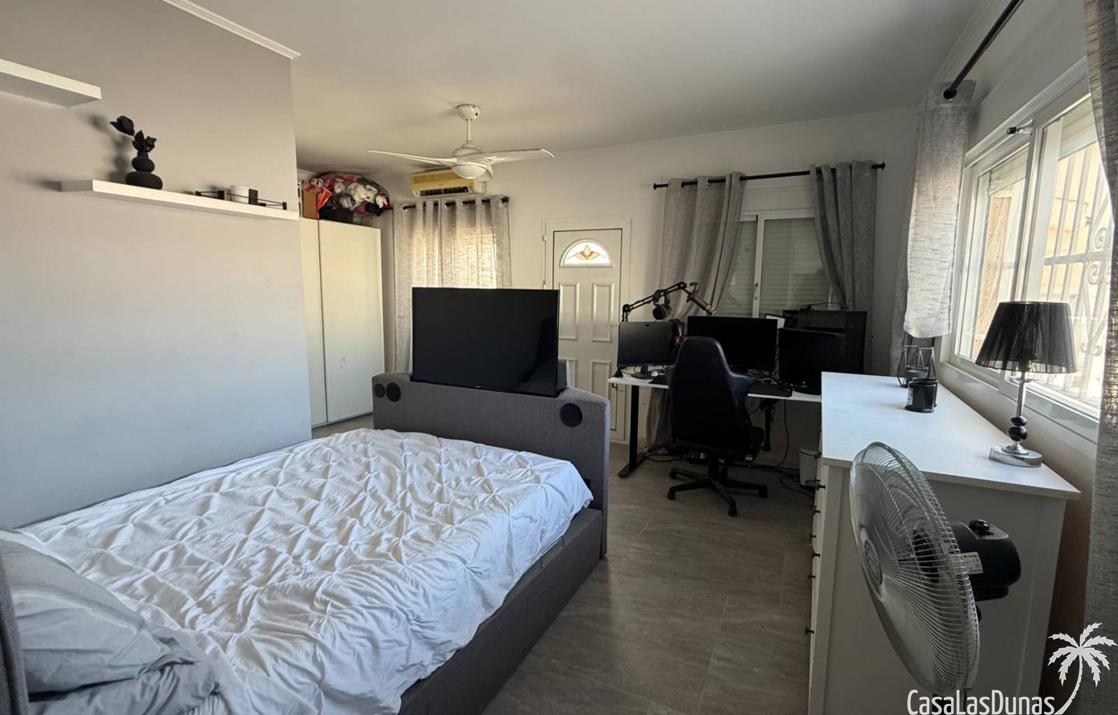 Diese freistehende Villa in Benijófar bietet vier Schlafzimmer, drei Badezimmer und einen privaten Pool. Am Rande eines Naturparks gelegen, auf einem