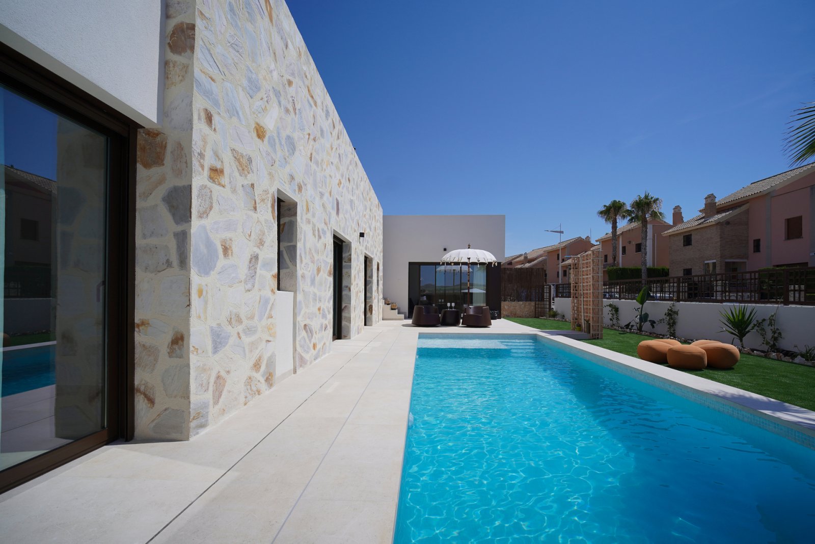 In der prestigeträchtigen Anlage von La Finca Golf gelegen, bietet diese außergewöhnliche freistehende Villa eine herausragende Kombination aus moder