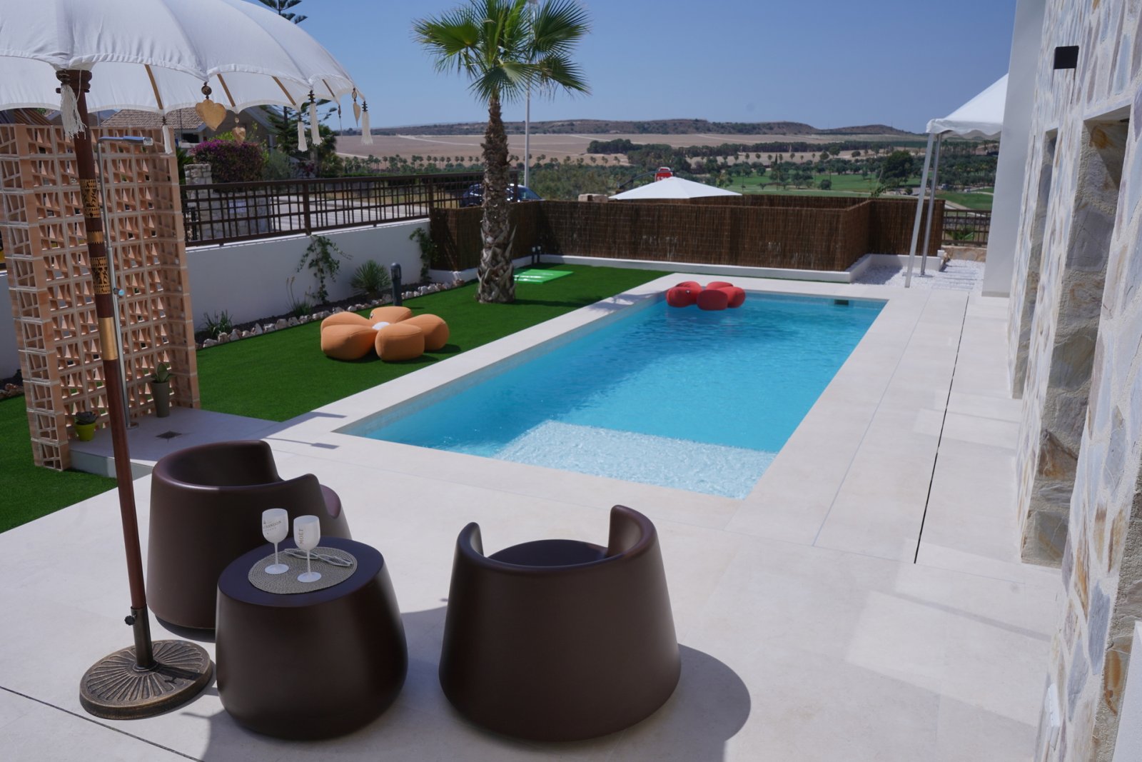 In der prestigeträchtigen Anlage von La Finca Golf gelegen, bietet diese außergewöhnliche freistehende Villa eine herausragende Kombination aus moder