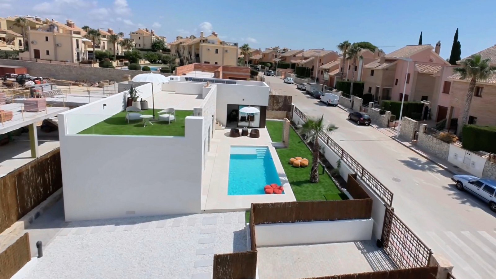 In der prestigeträchtigen Anlage von La Finca Golf gelegen, bietet diese außergewöhnliche freistehende Villa eine herausragende Kombination aus moder
