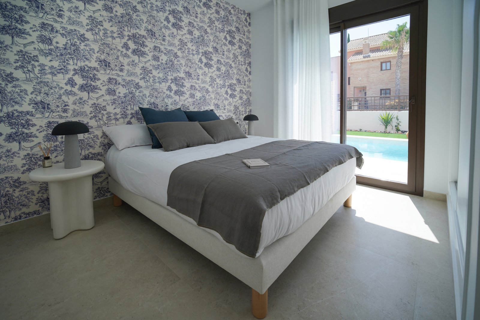 In der prestigeträchtigen Anlage von La Finca Golf gelegen, bietet diese außergewöhnliche freistehende Villa eine herausragende Kombination aus moder