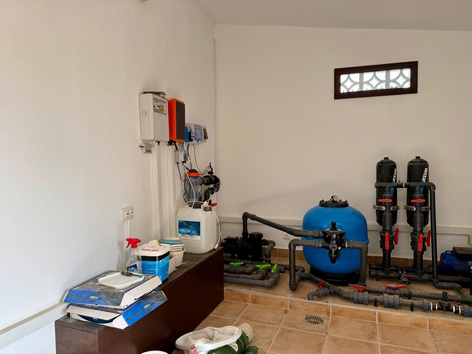   The property sits within a fenced-in land with a surface of 8.000 m2, predominantly flat with no views from neighbours;&amp;#13;&amp;#13;
