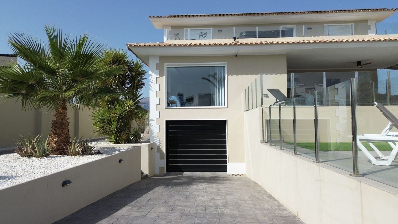 Located in the peaceful and highly sought-after area of Pueblo–Urbanizaciones, Alfaz del Pi, this stunning villa offers the perfect balance of tranq