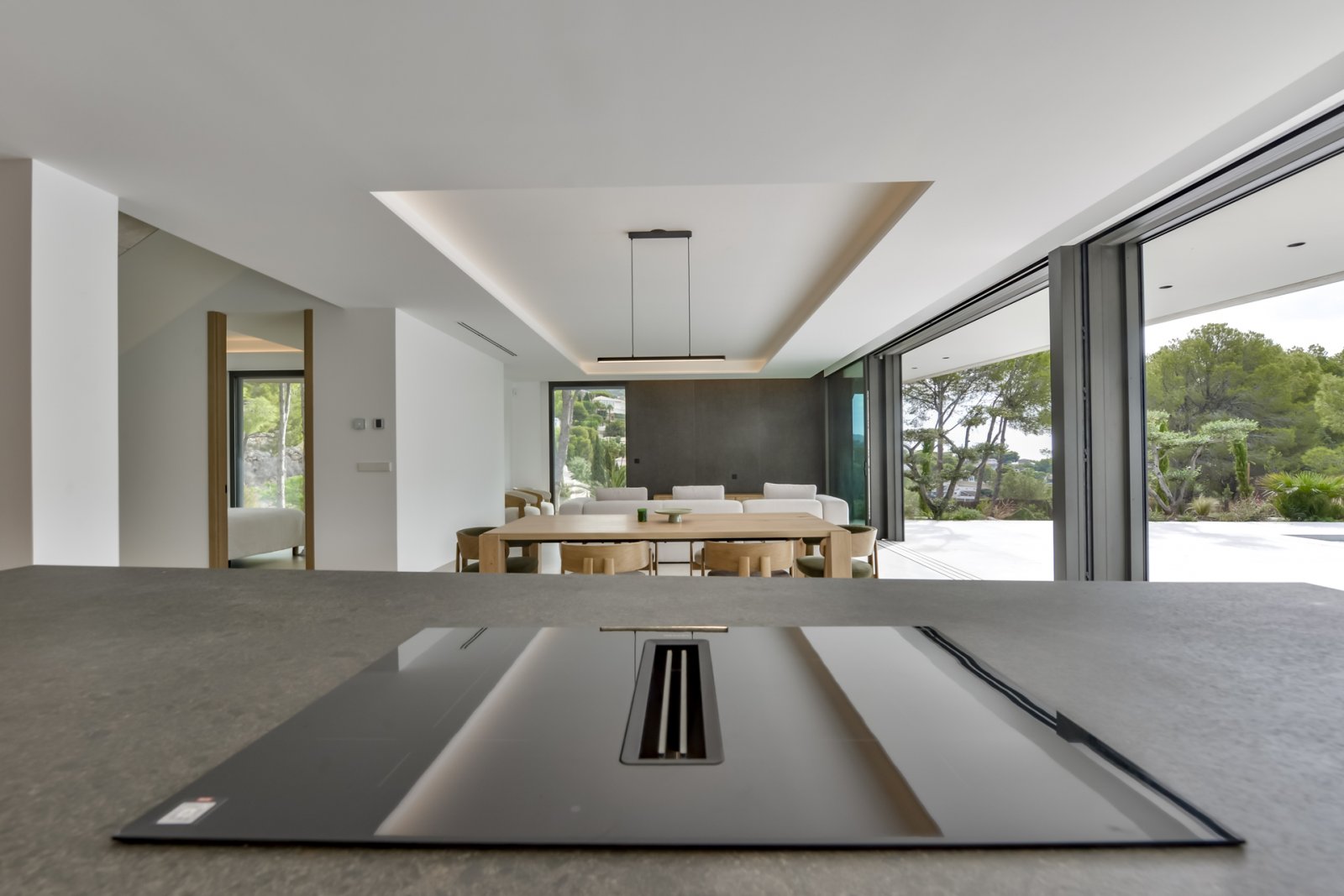 In der exklusiven Gegend von Altea gelegen, bietet diese Villa eine privilegierte Umgebung nur 2 km vom Meer entfernt. Mit einem Design, das Eleganz
