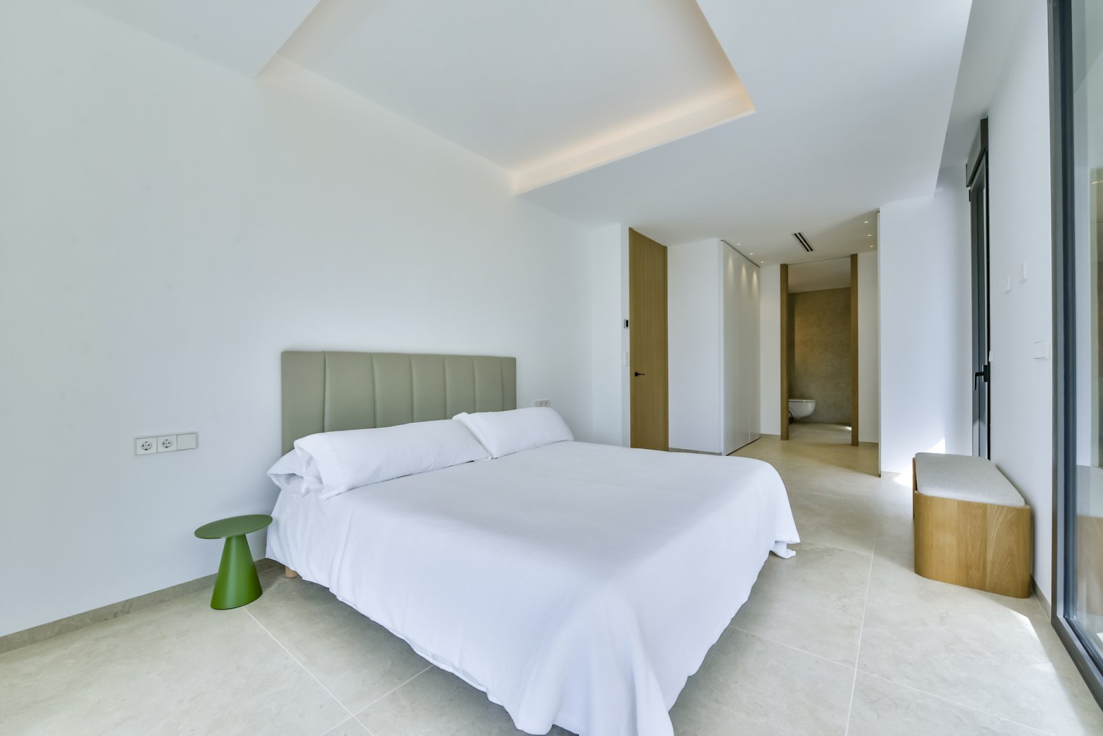 In der exklusiven Gegend von Altea gelegen, bietet diese Villa eine privilegierte Umgebung nur 2 km vom Meer entfernt. Mit einem Design, das Eleganz