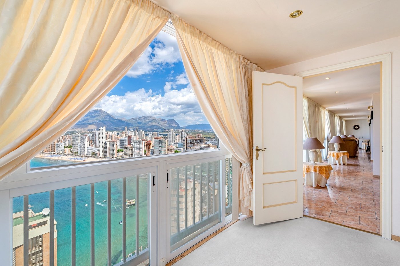 We present a rare opportunity in one of Benidorm’s most privileged locations: right next to the iconic Hotel Lid