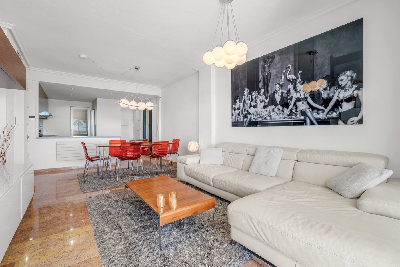 This beautifully renovated apartment is located in an excellently maintained resort with beautifully landscaped gardens and a communal swimming pool